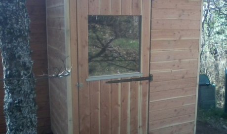 fabrication et pose de toilettes sèches en bois pour l'extérieur dans La Vallée de la Drôme.