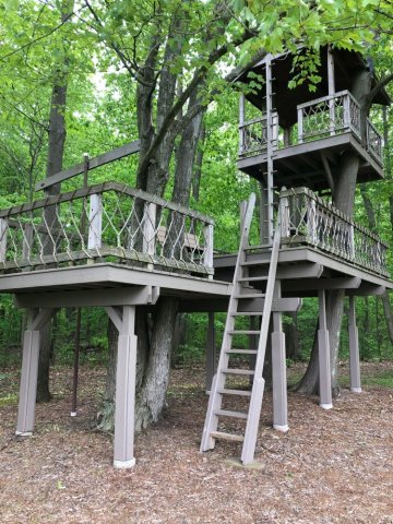 fabrication et la pose de cabanes perchées sur mesure en bois  dans La Vallée de la Drôme.