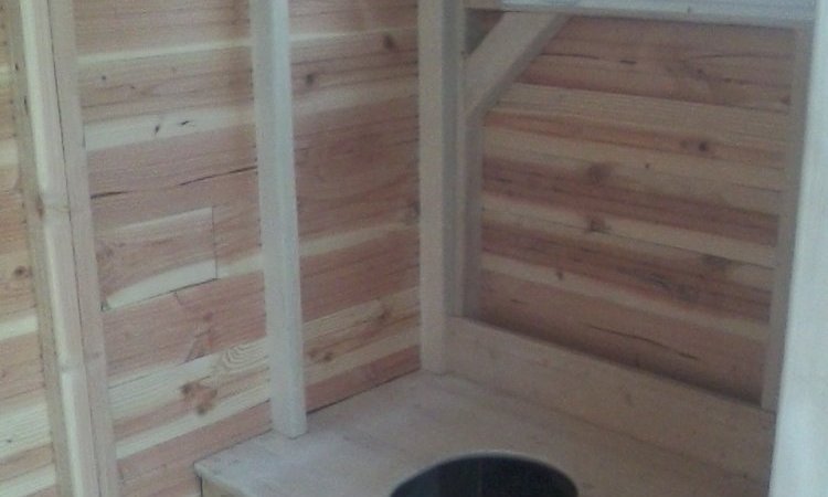 fabrication et pose de toilettes sèches en bois pour l'extérieur dans La Vallée de la Drôme. option avec lucarne